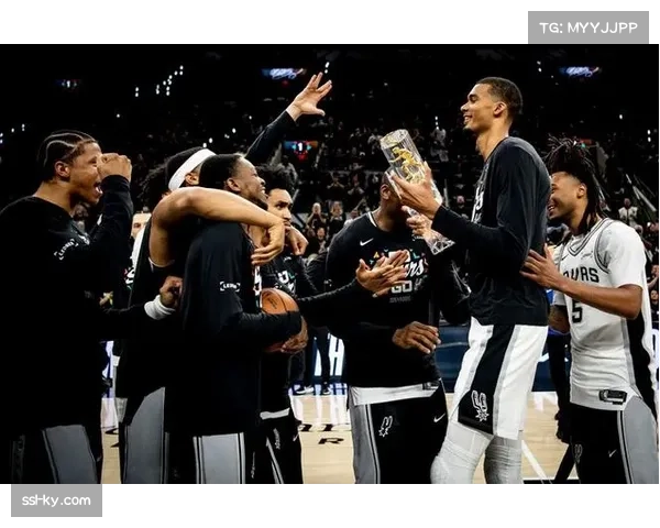 维克托·文班亚马领取最佳防守球员奖杯